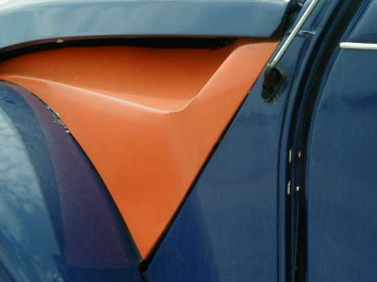 Picture 10 Indication for a rusted frame: Different gap space between the orange and blue panels