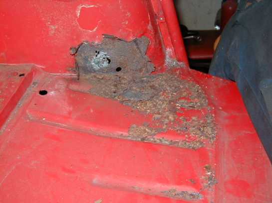 Picture 7 The rear seat belt is unsafe to use