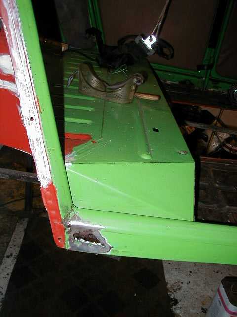 Picture 2 The rocker panel under the C-pole is weakened